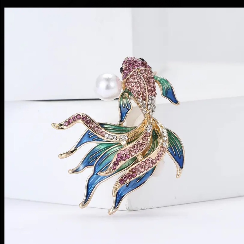 Elegant Goldfish Brooch with Multicolor Crystals